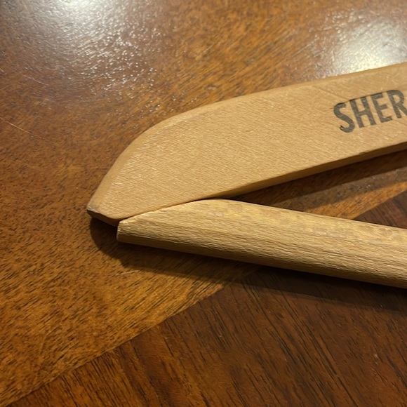 VINTAGE WOODEN HANGER - SHERATON HOTELS & MOTOR INNS - NICE COLLECTIBLE! - Picture 7 of 8